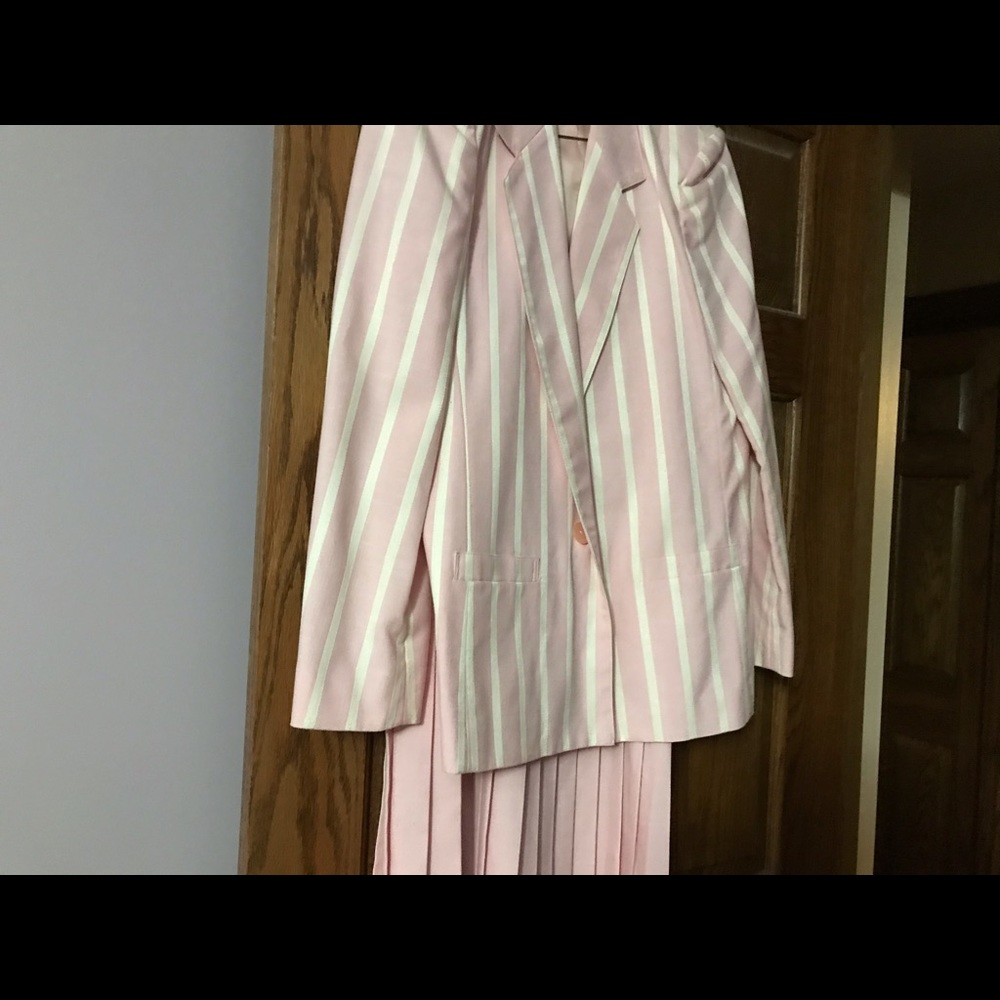 Vintage Sax fifth Avenue pink suit w/ pleat skirt